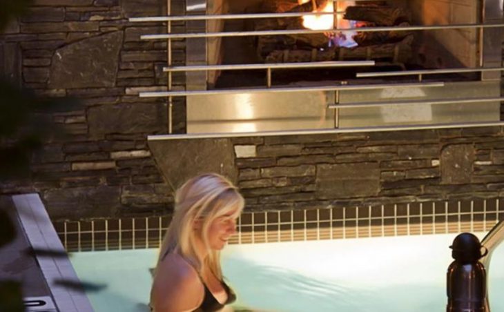 Banff Aspen Lodge, Banff, Hot Tub